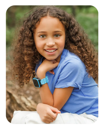 Girl with a blue XGO3 smartwatch for kids with GPS on her wrist